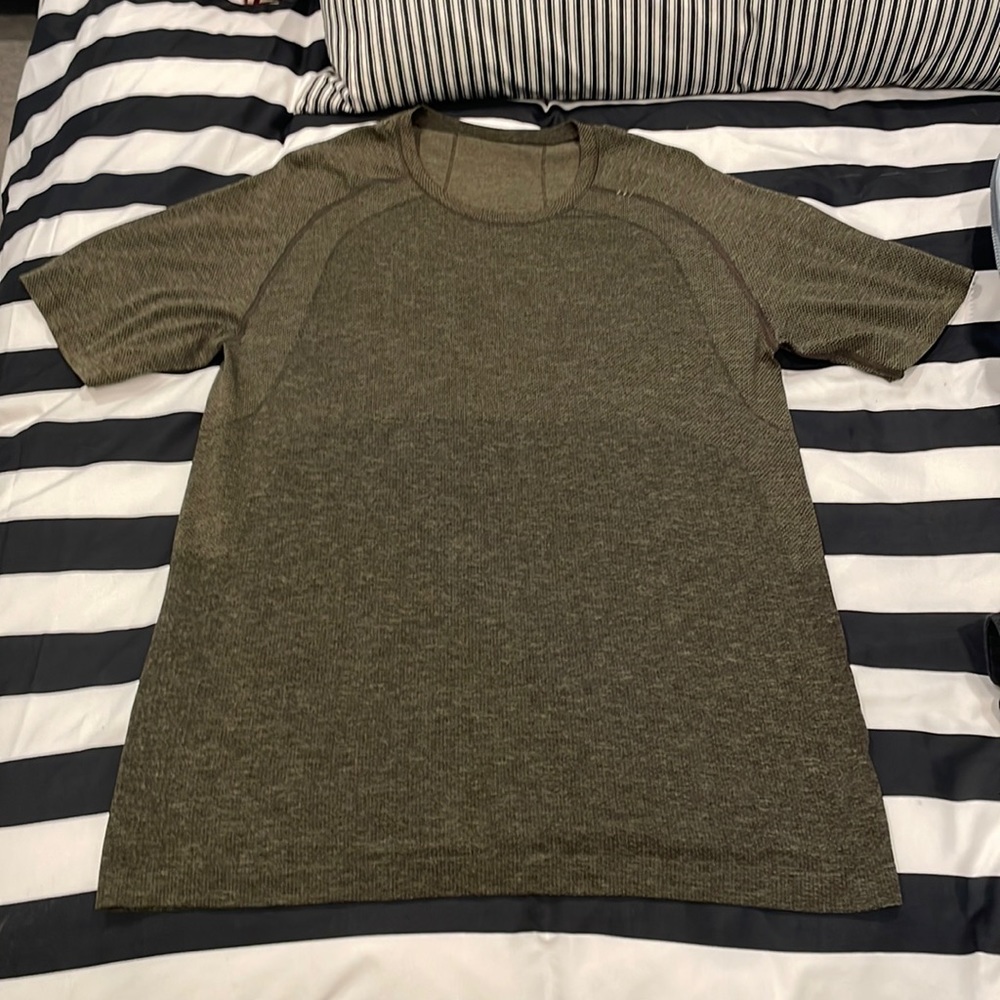 Mens Lululemon workout tee. Size Large. Green.